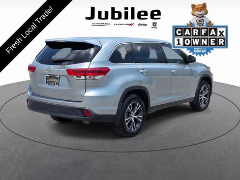 Used 2019 Toyota Highlander LE AWD/4WD image 5