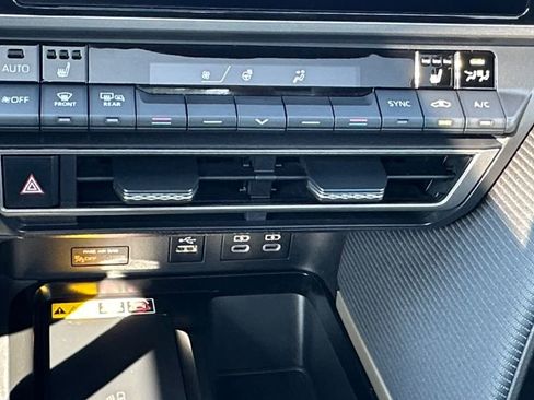 Used 2025 Toyota Camry SE w/ Convenience Package image 17