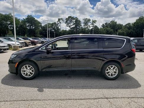 Used 2024 Chrysler Pacifica Touring-L FWD image 3