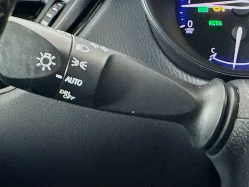 Used 2019 Toyota C-HR XLE FWD image 12