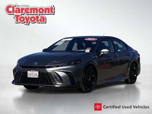 Certified 2025 Toyota Camry SE image 1
