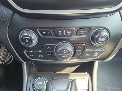Used 2021 Jeep Cherokee Latitude Lux w/ Comfort/Convenience Group AWD/4WD image 22