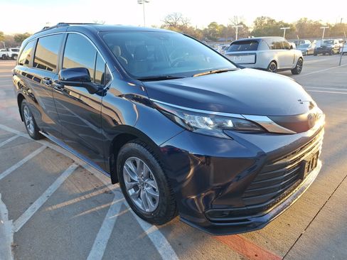 Used 2024 Toyota Sienna LE image 8