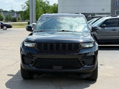 Used 2025 Jeep Grand Cherokee Altitude AWD/4WD image 39