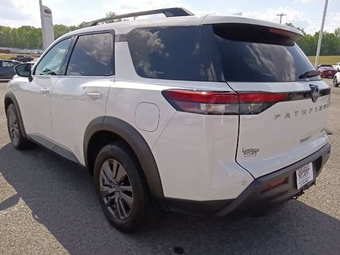 Used 2022 Nissan Pathfinder SV w/ SV Premium Package AWD/4WD image 5
