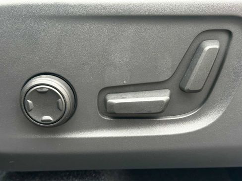 Used 2025 Volvo XC40 B5 Core w/ Protection Package Premier image 22