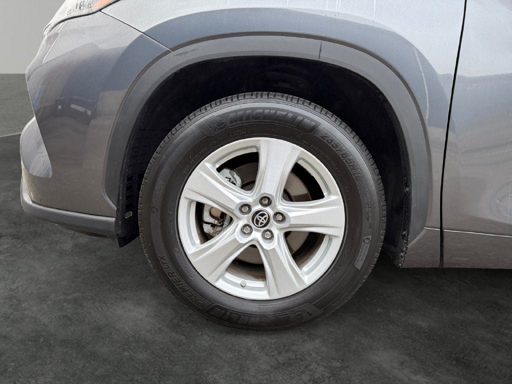 Used 2023 Toyota Highlander LE FWD image 4