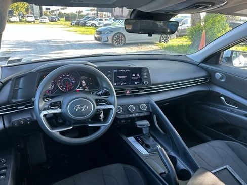 Used 2021 Hyundai Elantra SE FWD image 10