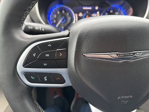 Used 2023 Chrysler Pacifica Touring-L image 42
