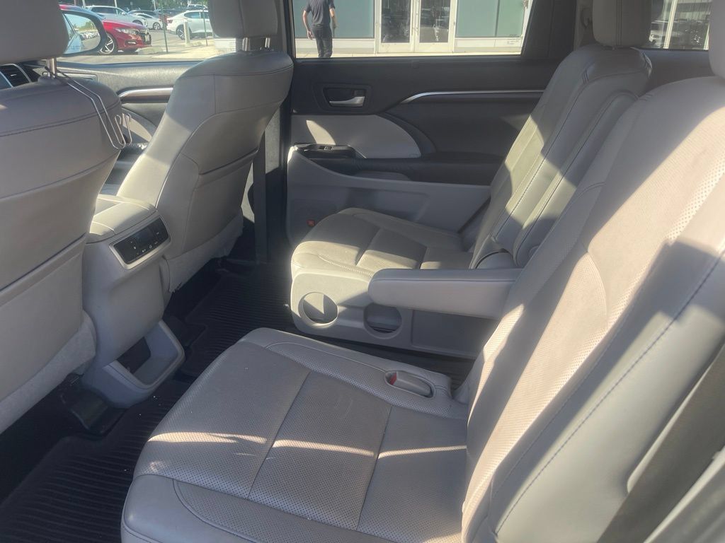 Used 2015 Toyota Highlander Limited w/ Driver Technology Package AWD/4WD image 3