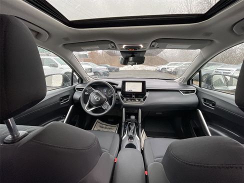 Used 2025 Toyota Corolla Cross LE image 29