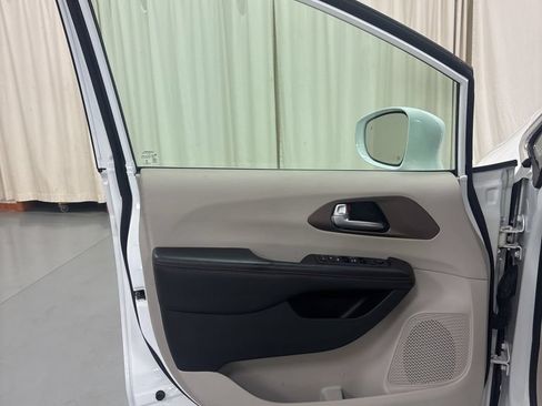 Used 2018 Chrysler Pacifica Touring-L w/ Tire & Wheel Group FWD image 18