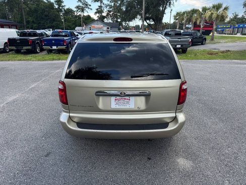 Used 2005 Chrysler Town & Country FWD image 5