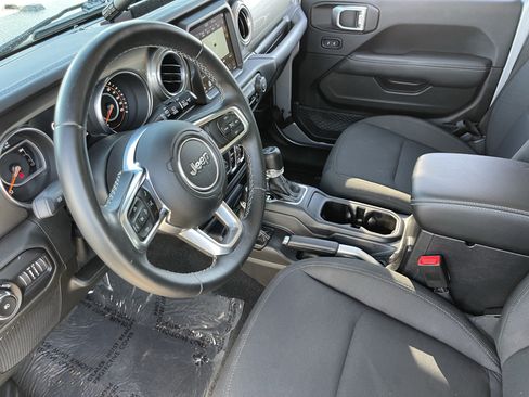 Used 2018 Jeep Wrangler Unlimited Sahara w/ Uconnect 4C Nav & Sound Group AWD/4WD image 17