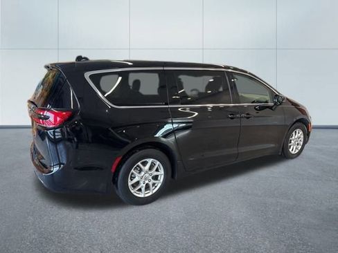 Used 2024 Chrysler Pacifica Touring-L image 8