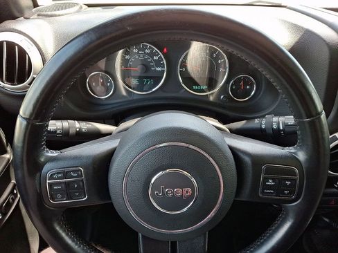 Used 2018 Jeep Wrangler Unlimited Rubicon w/ Connectivity Group AWD/4WD image 17