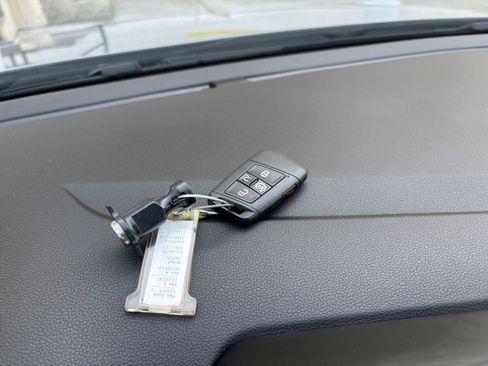 Used 2025 Volkswagen Jetta SE image 21