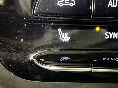 Used 2023 Buick Envision Essence image 31