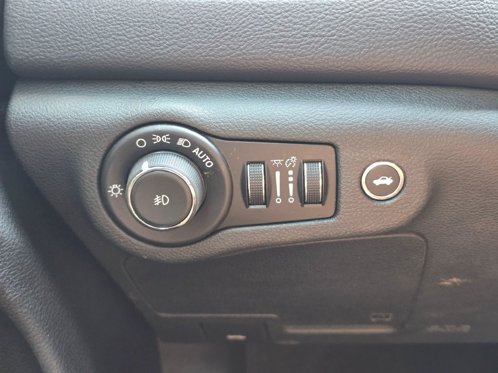 Used 2015 Chrysler 200 S w/ Comfort Group FWD image 18