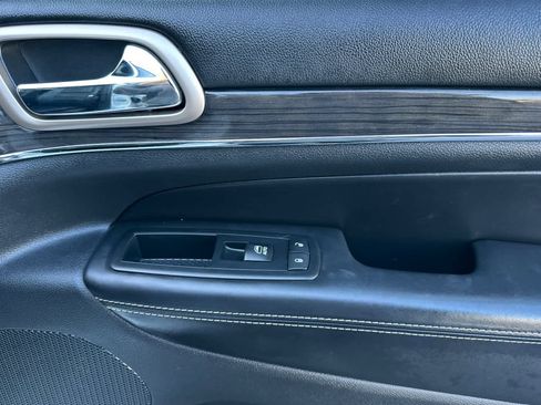 Used 2017 Jeep Grand Cherokee Overland image 19