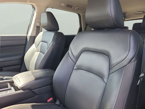 Used 2024 Nissan Pathfinder SL w/ Black Appearance Package FWD image 19