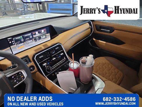 Used 2025 Nissan Armada Platinum Reserve RWD image 15