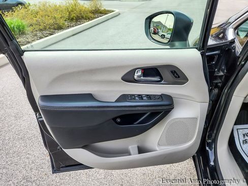 Used 2023 Chrysler Pacifica Touring-L FWD image 23