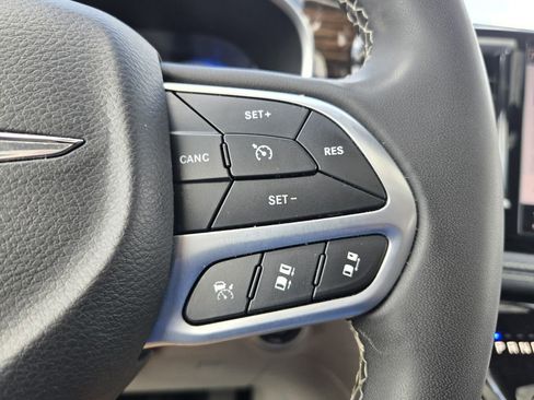 Used 2024 Chrysler Pacifica Limited FWD image 24