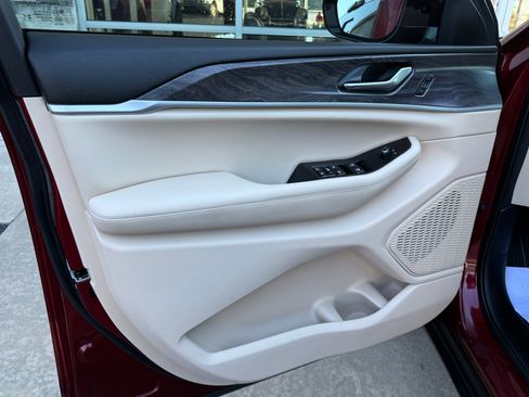 Used 2024 Jeep Grand Cherokee L Limited image 8