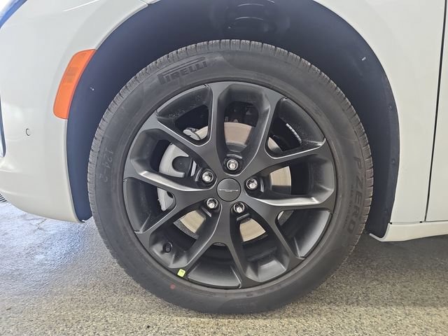 New 2027 Chrysler Pacifica Limited AWD/4WD image 26