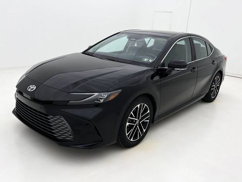 Used 2025 Toyota Camry XLE w/ Premium Plus Package image 4