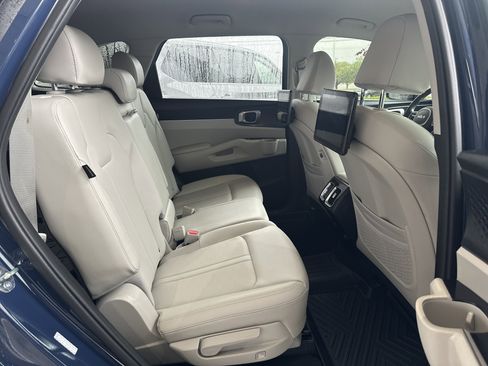 Used 2025 Kia Sorento S FWD image 17