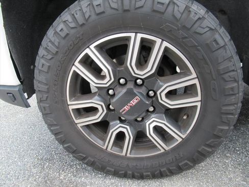 Used 2021 GMC Sierra 2500 AT4 w/ AT4 Premium Plus Package AWD/4WD image 5