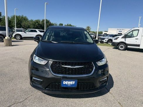 Used 2023 Chrysler Pacifica Touring-L FWD image 2