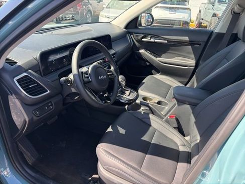 Used 2025 Kia Seltos EX image 8