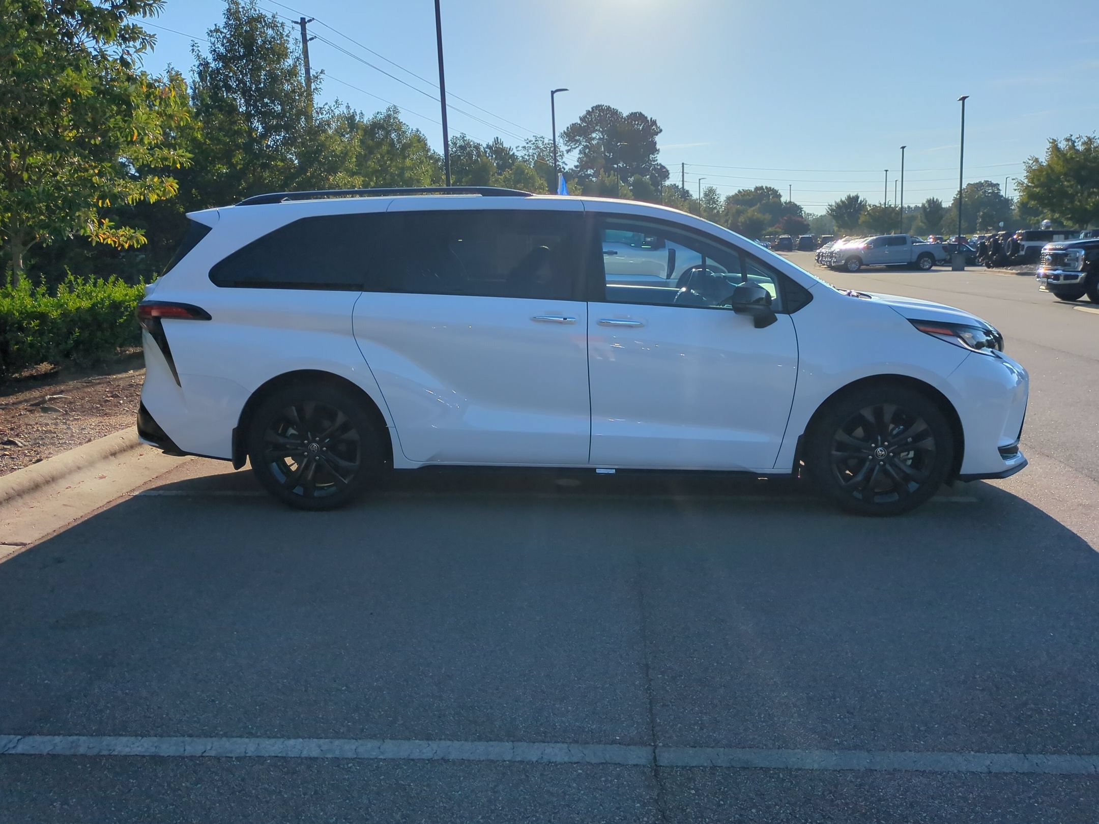 Used 2025 Toyota Sienna XSE FWD image 3