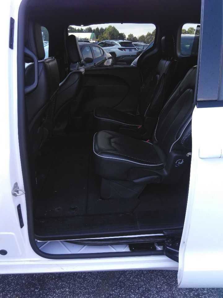 Used 2025 Chrysler Pacifica Limited FWD image 6