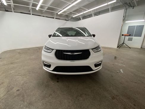 Used 2024 Chrysler Pacifica Touring-L FWD image 9