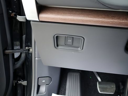 Certified 2025 Land Rover Range Rover Autobiography AWD/4WD image 37