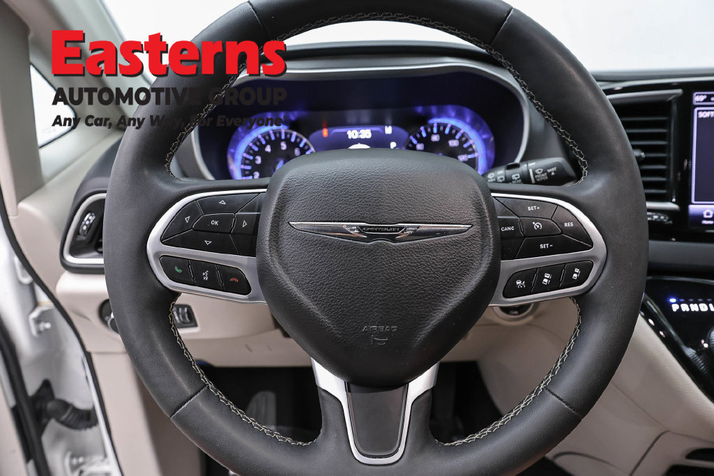 Used 2023 Chrysler Pacifica Touring-L FWD image 11