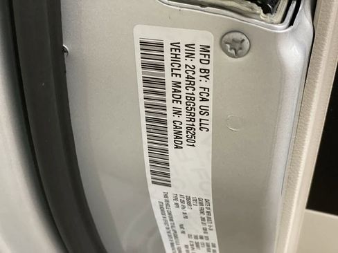 Used 2024 Chrysler Pacifica Touring-L image 29