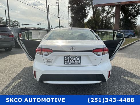 Used 2021 Toyota Corolla LE image 32