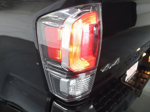 Used 2022 Toyota Tacoma Limited image 27