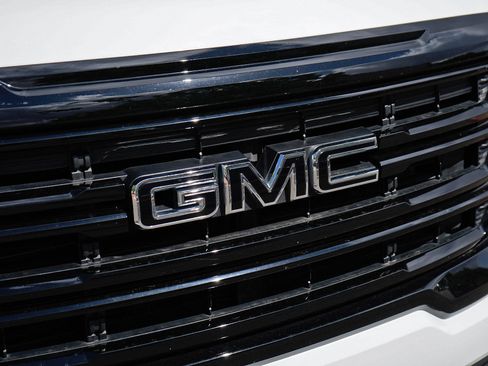 Used 2023 GMC Acadia SLE w/ Driver Convenience Package FWD image 3