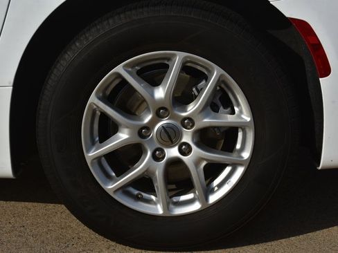 Used 2024 Chrysler Pacifica Touring-L FWD image 10