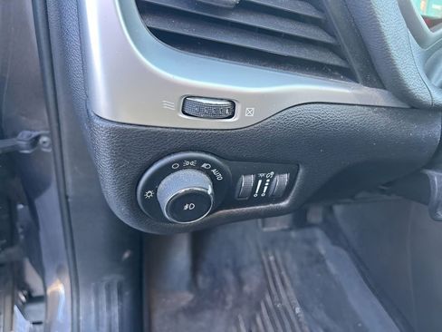 Used 2018 Jeep Cherokee Latitude Plus image 22