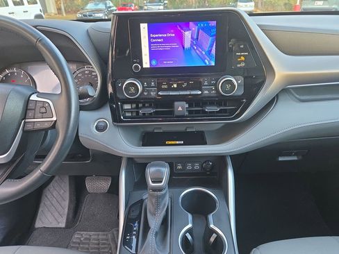 Certified 2024 Toyota Highlander XLE image 19