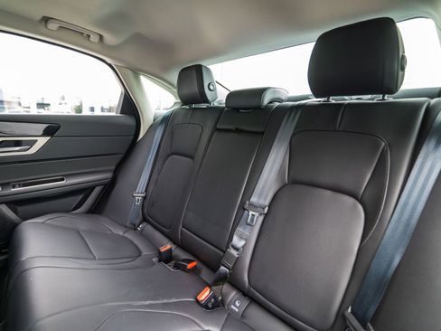 Used 2017 Jaguar XF Premium AWD/4WD image 34