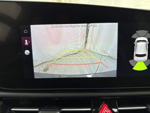 Used 2024 Kia Niro SX Touring image 23
