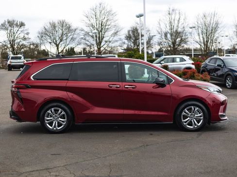 Used 2022 Toyota Sienna XSE w/ XSE Plus Package image 7